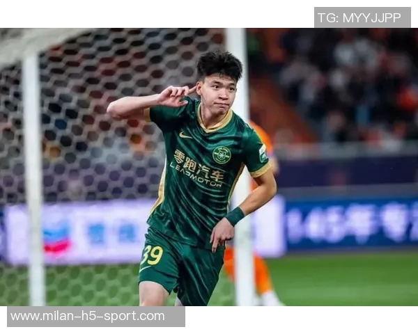 王钰栋19岁生日庆祝照曝光本赛季30场斩获12球荣膺本土射手王 王钰栋19岁生日庆祝照曝光本赛季30场斩获12球荣膺本土射手王